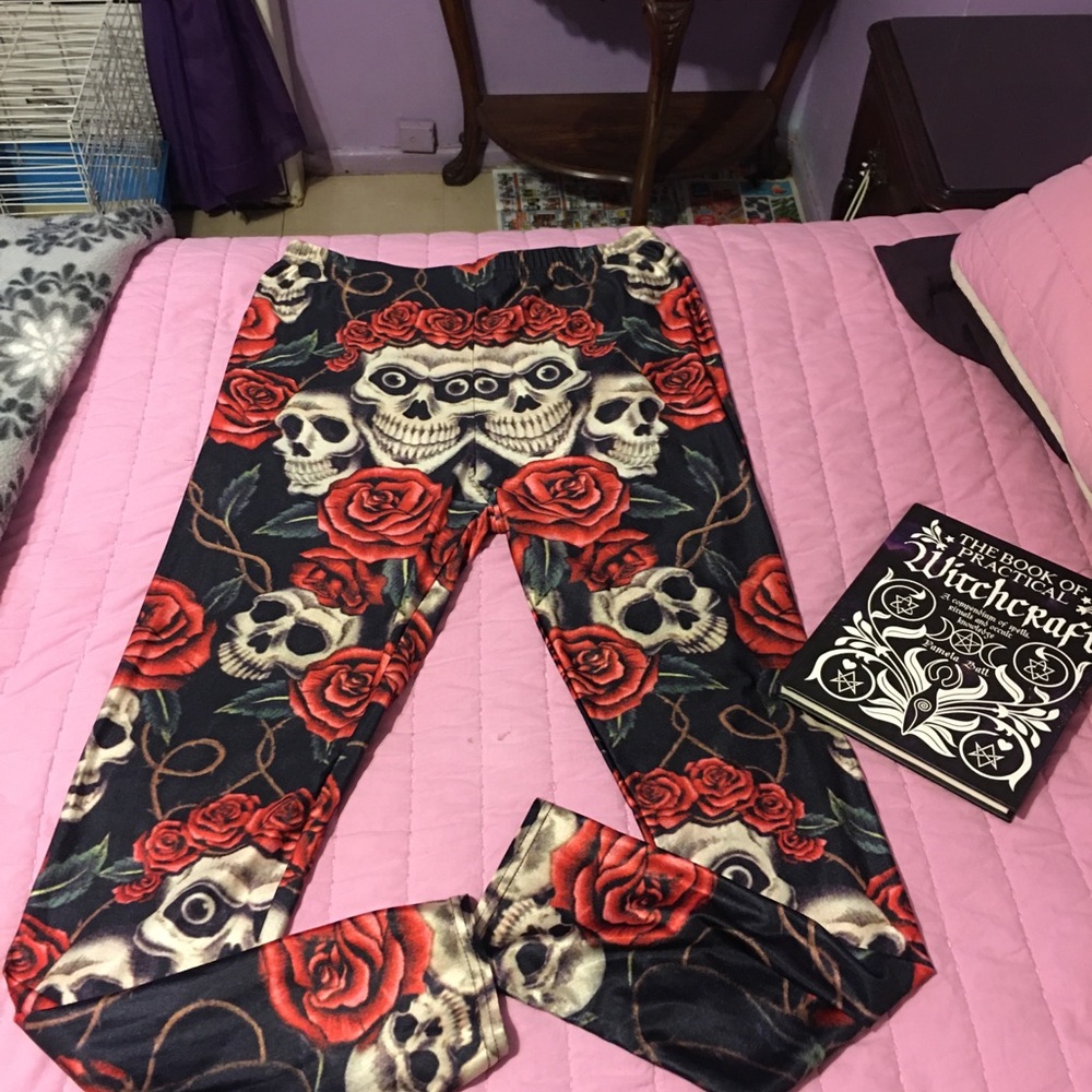 Bold rose skull leggings